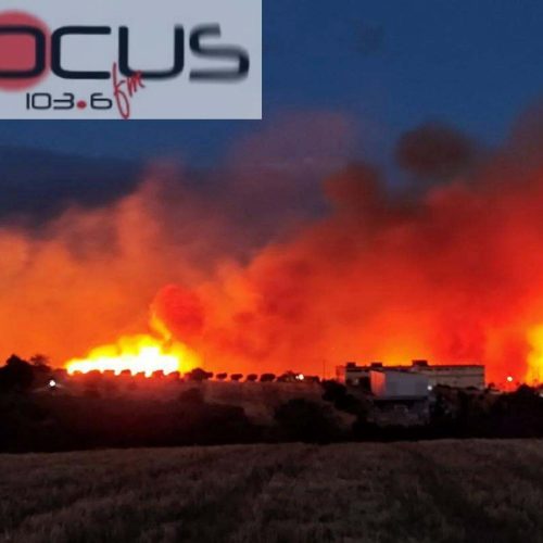 Πύρινη κόλαση στη Θεσσαλονίκη – Η μεγάλη φωτιά στο Ωραιόκαστρο έχει «εισβάλλει» στην περιοχή της Φιλοθέης στα όρια με τον δήμο Παύλου Μελά
