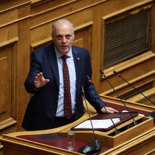 Ο πρόεδρος της Ελληνικής Λύσης Κυριάκος Βελόπουλος, μιλάει στην ολομέλεια της Βουλής, στη συζήτηση και ψήφιση επί της αρχής, των άρθρων και του συνόλου του σχεδίου νόμου: «Κύρωση της από 23.10.2025 Πράξης Νομοθετικού Περιεχομένου «Επείγουσες ρυθμίσεις για τη στήριξη του πρωτογενούς
