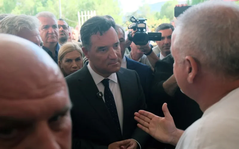 Νοσοκομείο Χανίων: Άγριες αποδοκιμασίες κατά Άδωνι Γεωργιάδη και Ντόρας Μπακογιάννη