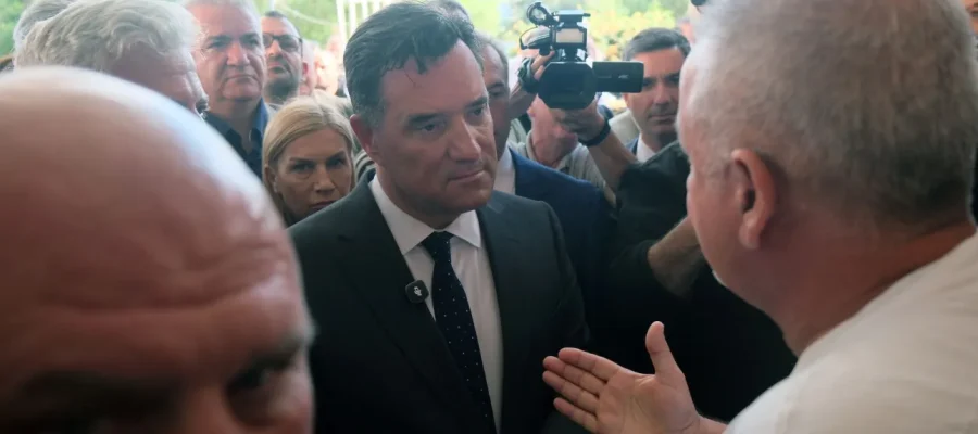 Νοσοκομείο Χανίων: Άγριες αποδοκιμασίες κατά Άδωνι Γεωργιάδη και Ντόρας Μπακογιάννη