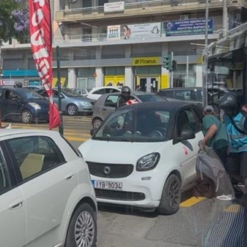 «ΑΠΙΣΤΕΥΤΟ» – Πολίτες «μετακινούν» μόνοι τους λεωφορείο που έχει «μπλοκαριστεί»! -ΔΕΙΤΕ ΒΙΝΤΕΟ
