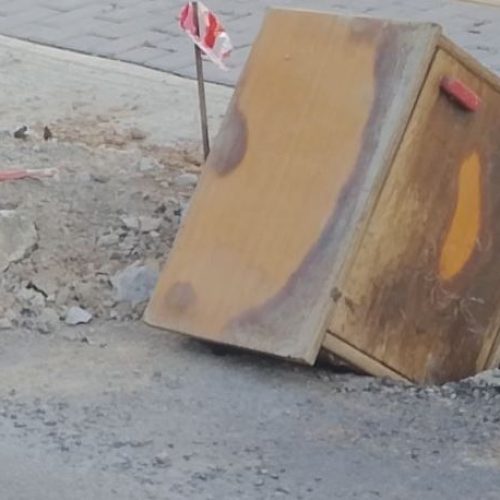 “ΑΠΙΣΤΕΥΤΟ”! – “Εκλεισαν” με…”ΚΟΜΟΔΙΝΟ” ΤΡΥΠΑ σε “ΕΡΓΑ” του Δήμου σε περιοχή του Ρεθύμνου