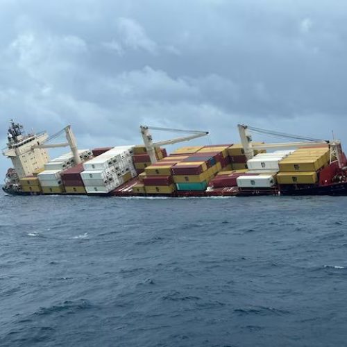 Η Ινδία σπεύδει να περιορίσει «ΔΙΑΡΡΟΗ ΠΕΤΡΕΛΑΙΟΥ» καθώς πλοίο βυθίζεται στις ακτές της Κεράλα
