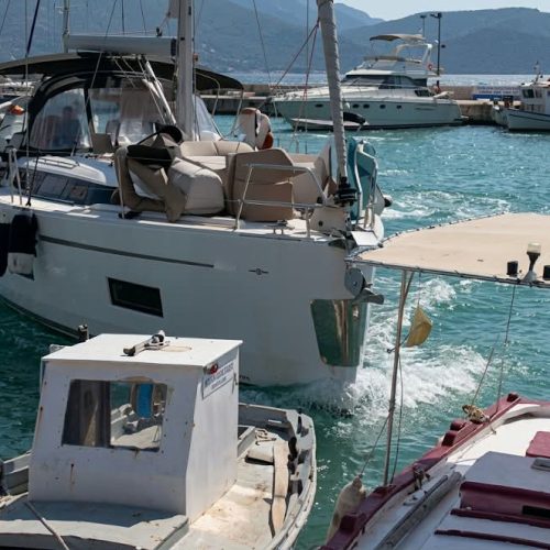 Τουριστικό ιστιοφόρο «καρφώνεται» σε ελλιμενισμένα σκάφη στη Λευκάδα
