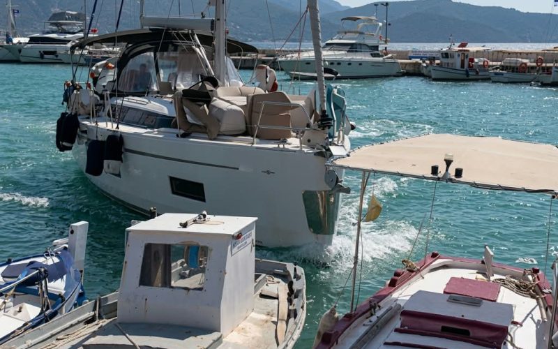 Τουριστικό ιστιοφόρο «καρφώνεται» σε ελλιμενισμένα σκάφη στη Λευκάδα