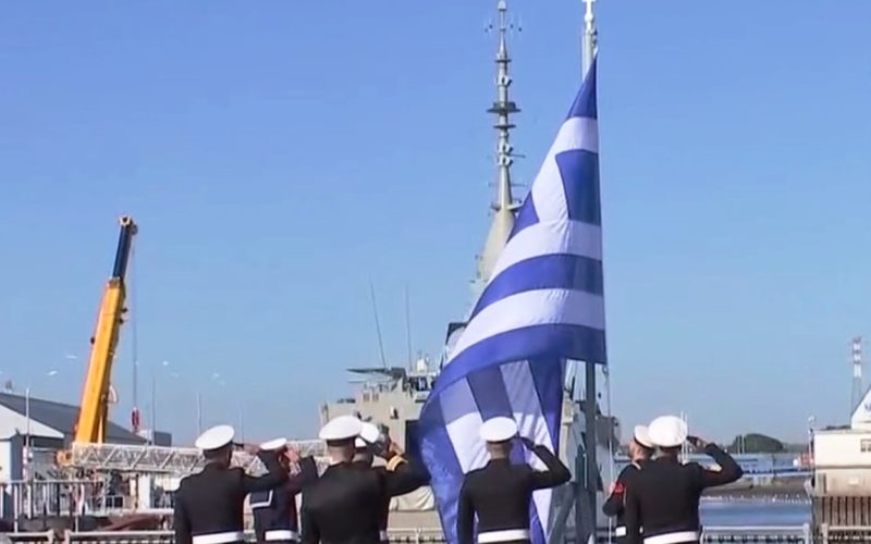 Παρελήφθη από το Πολεμικό Ναυτικό η 2η Ελληνική φρεγάτα Belharra που φέρει το όνομα «Νέαρχος» – Υψώθηκε η Ελληνική σημαία στο πλοίο