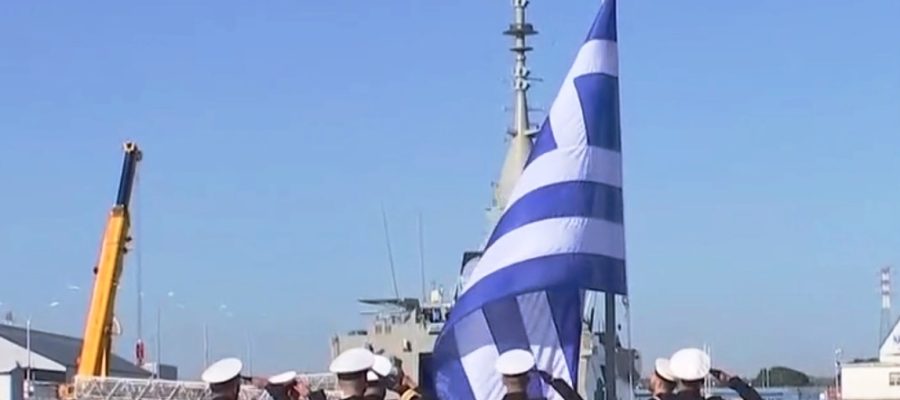 Παρελήφθη από το Πολεμικό Ναυτικό η 2η Ελληνική φρεγάτα Belharra που φέρει το όνομα «Νέαρχος» – Υψώθηκε η Ελληνική σημαία στο πλοίο