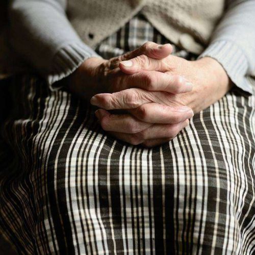 15χρονος αλλοδαπός λήστεψε με χρήση βίας ηλικιωμένη προκαλώντας τον τραυματισμό της