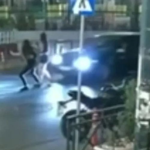Καμίνια: «ΣΟΚΑΡΙΣΤΙΚΟ ΒΙΝΤΕΟ» από τη στιγμή που ΙΧ χτυπά 16χρονη!