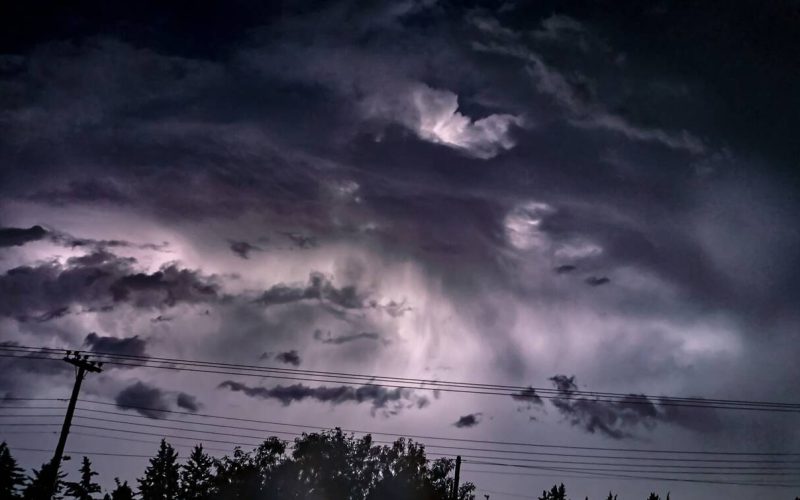 Νεφώσεις με τοπικές βροχές και χαμηλή -για την εποχή- θερμοκρασία