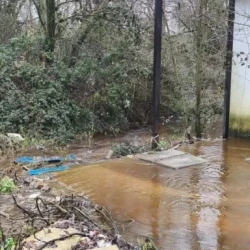 Υγειονομική βόμβα στα Ιωάννινα: Ανεπεξέργαστα λύματα ρέουν προς τη λίμνη