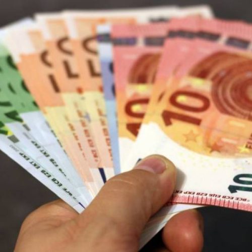 Βρετανία: Απίστευτη υπόθεση απάτης – Δημόσιος υπάλληλος πληρωνόταν από 5 υπηρεσίες ταυτόχρονα χωρίς να «πατάει το πόδι του»