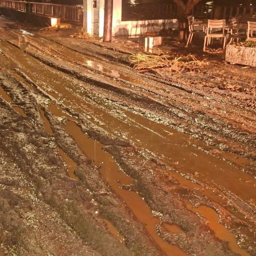 Άνδρος: Προβλήματα από ισχυρή νεροποντή – Υπερχείλισε χείμαρρος, γέμισαν λάσπες οι δρόμοι
