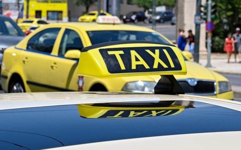 Οδηγός ταξί ζήτησε διπλάσιο κόμιστρο και έφυγε κρύβοντας τις πινακίδες