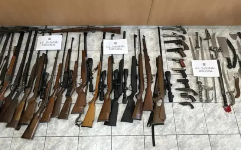 Mάνδρα: Συνέλαβαν 56χρονο – Οπλοστάσιο με 32 όπλα και παράνομο εκτροφείο ζώων μέσα στο σπίτι