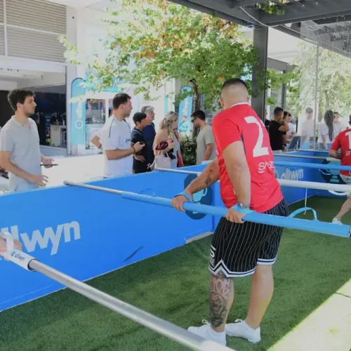 Human Foosball Arena: Το πιο διασκεδαστικό παιχνίδι του καλοκαιριού βρίσκεται στο κατάστημα της Allwyn στο Σύνταγμα