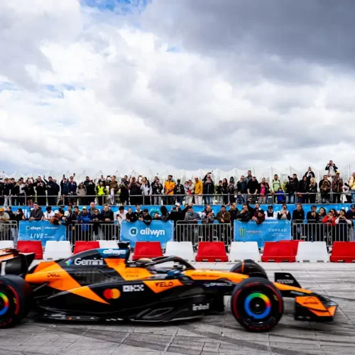 Πώς περιγράφεται το Allwyn | McLaren Racing LIVE IN ATHENS σε μόλις τρεις λέξεις;