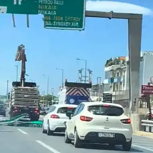 Άγιο είχανε! Μεταλλική πινακίδα αποκολλάται στο Κηφισό και παραλίγο να χτυπήσει μηχανή με δυο αναβάτες (βίντεο)
