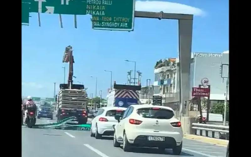 Άγιο είχανε! Μεταλλική πινακίδα αποκολλάται στο Κηφισό και παραλίγο να χτυπήσει μηχανή με δυο αναβάτες (βίντεο)