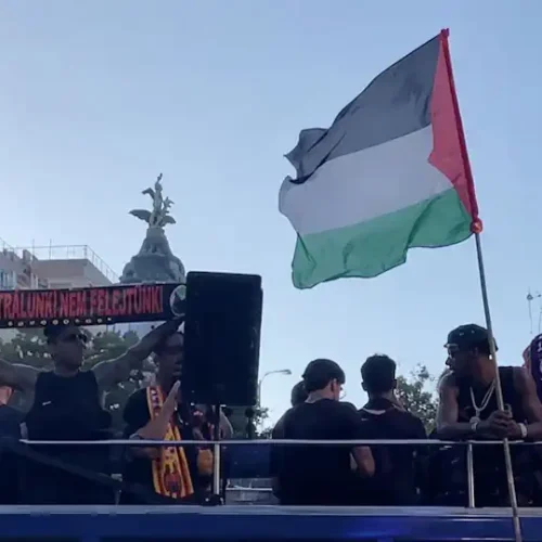 Ο Γιαμάλ με σημαία της Παλαιστίνης στη φιέστα τίτλου της Μπαρτσελόνα (βίντεο)