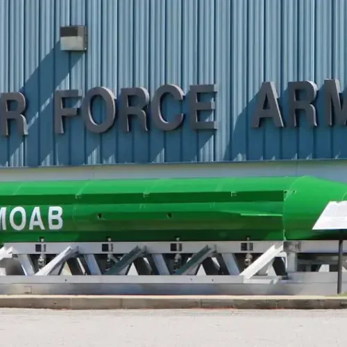 Massive Ordnance Air Blast Bomb – MOAB, κοινώς αναφέρεται ως η "Μητέρα Όλων των Βομβών" καθώς τα αρχικά ταιριάζουν: Mother Of All Bombs