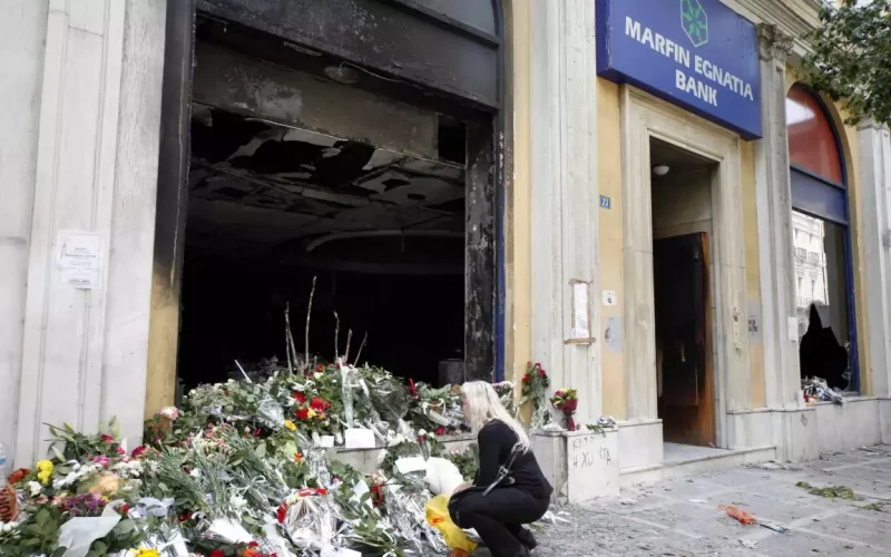 Δυο συλλήψεις για τον φονικό εμπρησμό στη Marfin το 2010