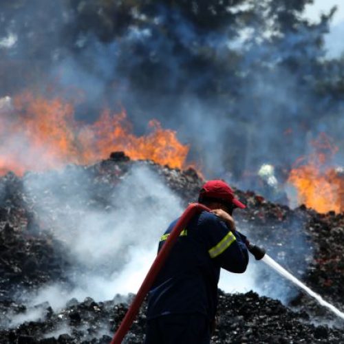 Fire extinguishing in an open space on Monomatiou street in the municipality of Acharnai, Attica, July 19, 2018. / Κατάσβεση πυρκαγιάς σε υπαίθριο χώρο επί της οδού Μονοματίου στο δήμο Αχαρνών Αττικής, 19 Ιουλίου 2018.