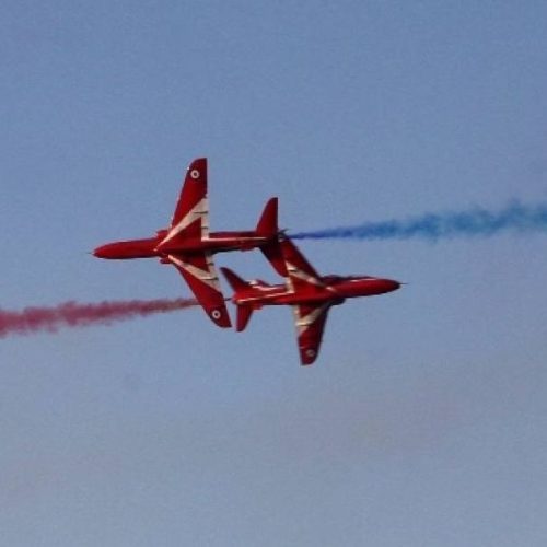 Επέτειος Μάχης της Κρήτης: Τα Red Arrows της Βρετανικής Αεροπορίας «έσκισαν» τον ουρανό! (ΒΙΝΤΕΟ)