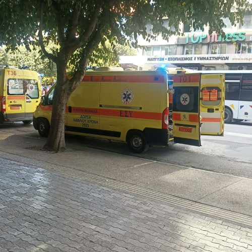 Διασώστες του ΕΚΑΒ επανέφεραν 71χρονο που έπαθε ανακοπή στον δρόμο στο κέντρο της Θεσσαλονίκης