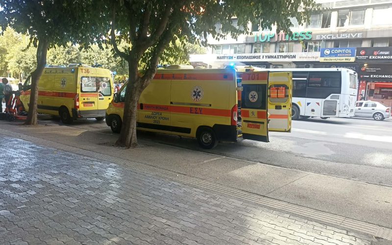 Διασώστες του ΕΚΑΒ επανέφεραν 71χρονο που έπαθε ανακοπή στον δρόμο στο κέντρο της Θεσσαλονίκης