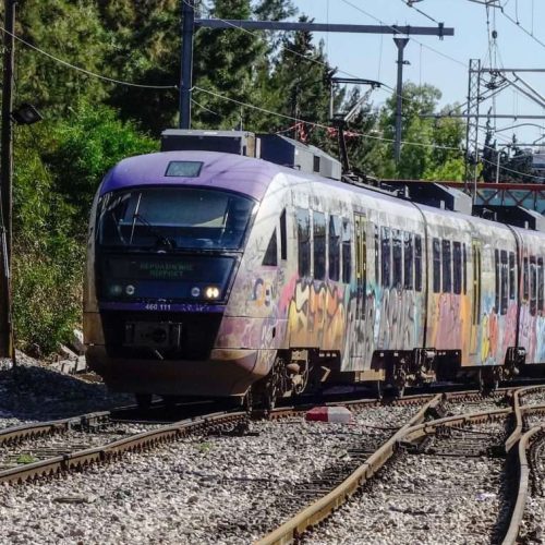 «ΣΟΚ»: Άνδρας κυκλοφορούσε με μπαλτά μέσα στον προαστιακό!