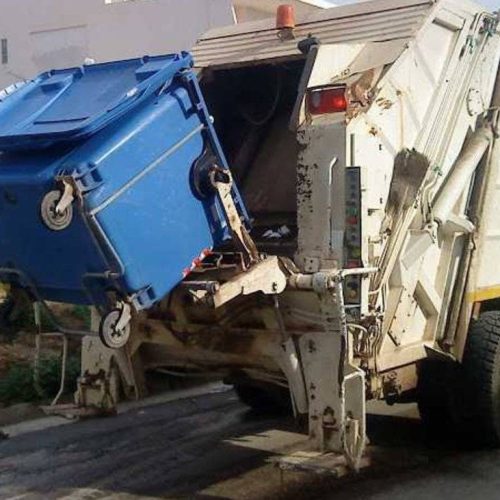 Βόλος: Αυτοκίνητο «καρφώθηκε» σε απορριμματοφόρο – Τραυματίστηκε εργαζόμενη