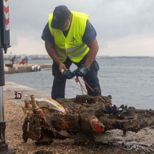 Θεσσαλονίκη: «Σκουπιδότοπος» ο Θερμαϊκός – Δύτες εντόπισαν κάθε λογής αντικείμενα