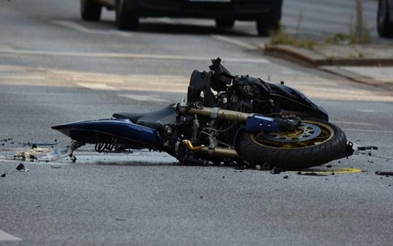 Σύγκρουση μηχανής με ΙΧ στην Αττική Οδό: Ενας νεκρός και ένας τραυματίας