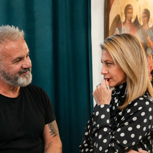 Θηβαίος κατά Καρυστιανού: «Προσπαθεί επικοινωνιακά να καπηλευτεί συναυλία μου στη Λάρισα»