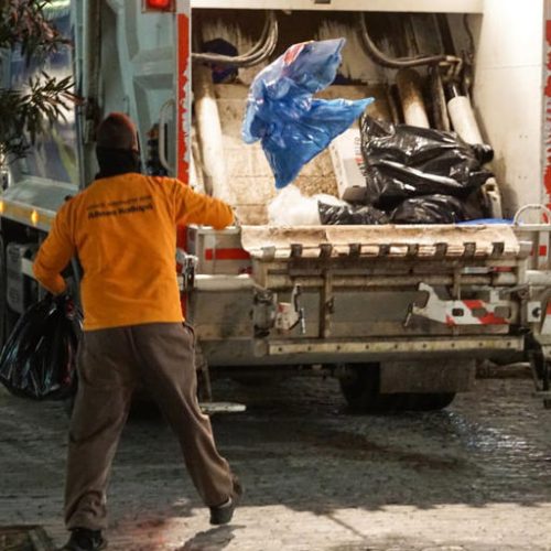 Άγρια επίθεση σε εργαζόμενο του Δήμου στη μέση του δρόμου στη Λαμία