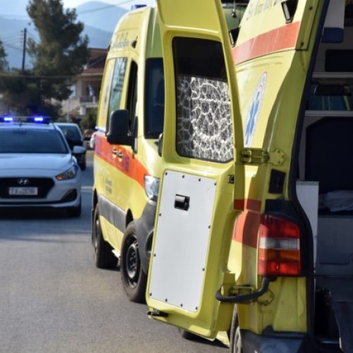 ΑΡΓΟΣ - Σοβαρό τροχαίο ατύχημα σημειώθηκε το απόγευμα της Κυριακής στον επαρχιακό δρόμο Μυκήνες - Φίχτια, όταν επιβατικό αυτοκίνητο ξέφυγε από την πορεία του και προσέκρουσε σε καγκελόπορτα οικίας. Οι δύο επιβαίνοντες στο όχημα απεγκλωβίστηκαν από την Πυροσβεστική και μεταφέρθηκαν με το ΕΚΑΒ στο νοσοκομείο. Έρευνα για τα αίτια διενεργεί η Τροχαία Άργους. (ΒΑΣΙΛΗΣ ΠΑΠΑΔΟΠΟΥΛΟΣ/EUROKINISSI)