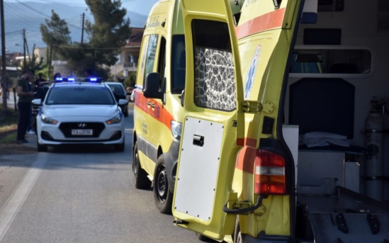 ΑΡΓΟΣ - Σοβαρό τροχαίο ατύχημα σημειώθηκε το απόγευμα της Κυριακής στον επαρχιακό δρόμο Μυκήνες - Φίχτια, όταν επιβατικό αυτοκίνητο ξέφυγε από την πορεία του και προσέκρουσε σε καγκελόπορτα οικίας. Οι δύο επιβαίνοντες στο όχημα απεγκλωβίστηκαν από την Πυροσβεστική και μεταφέρθηκαν με το ΕΚΑΒ στο νοσοκομείο. Έρευνα για τα αίτια διενεργεί η Τροχαία Άργους. (ΒΑΣΙΛΗΣ ΠΑΠΑΔΟΠΟΥΛΟΣ/EUROKINISSI)