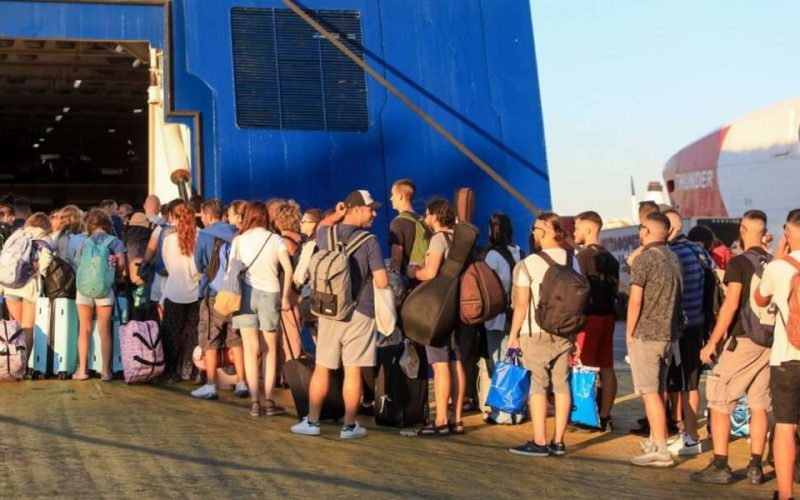 Δεκαπενταύγουστος: Μεγάλη έξοδος από τον Πειραιά – 21.893 επιβάτες αναχωρούν για τα νησιά