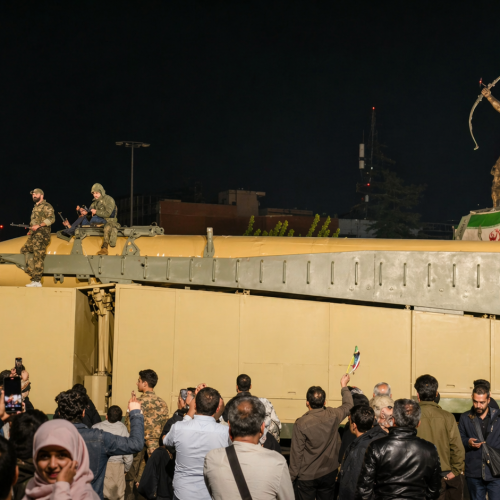 ΤΕΧΕΡΑΝΗ: Επίδειξη ισχύος με πυραύλους – «Αν αποτύχουν οι διαπραγματεύσεις, η απάντησ ειναι Φωτιά» (ΒΙΝΤΕΟ)