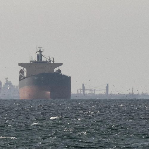 Οι ΗΠΑ αίρουν προσωρινά τις κυρώσεις στο ιρανικό πετρέλαιο για να συγκρατήσουν τις τιμές εν μέσω κρίσης