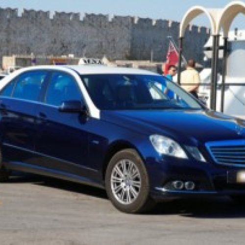 Στη φυλακή τέσσερις Σουηδοί τουρίστες που έδειραν ταξιτζή στη Ρόδο