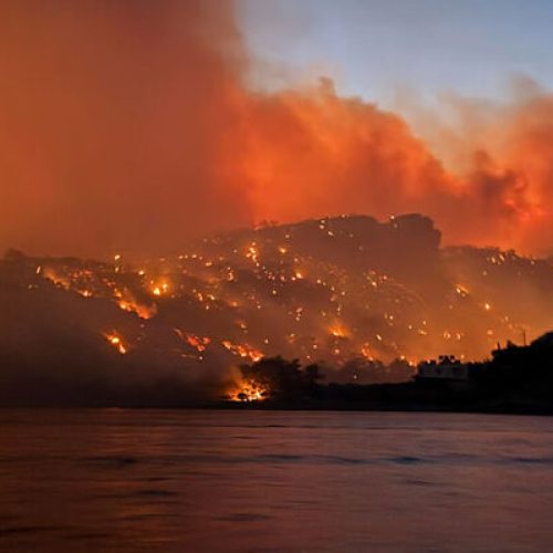 Η Πυροσβεστική συνεχίζει τη «μάχη με τις αναζωπυρώσεις» στην Ιεράπετρα