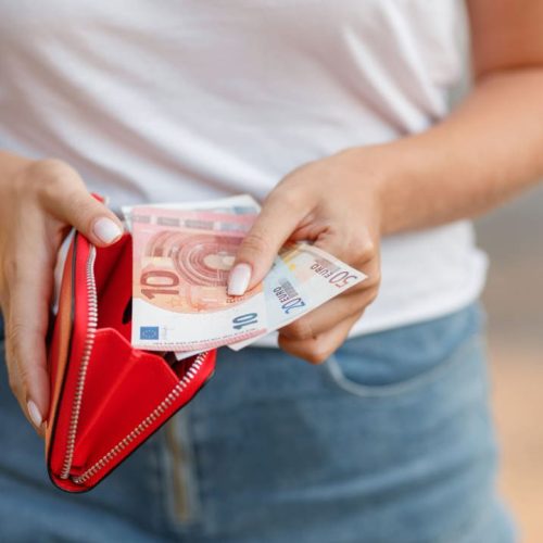 Σχεδόν στο μισό του Ευρωπαϊκού μέσου όρου το εισόδημα των νέων στην Ελλάδα