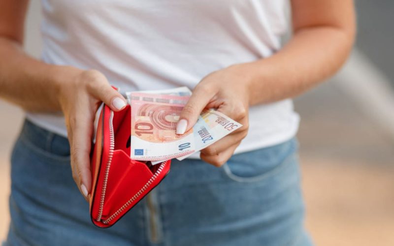 Σχεδόν στο μισό του Ευρωπαϊκού μέσου όρου το εισόδημα των νέων στην Ελλάδα