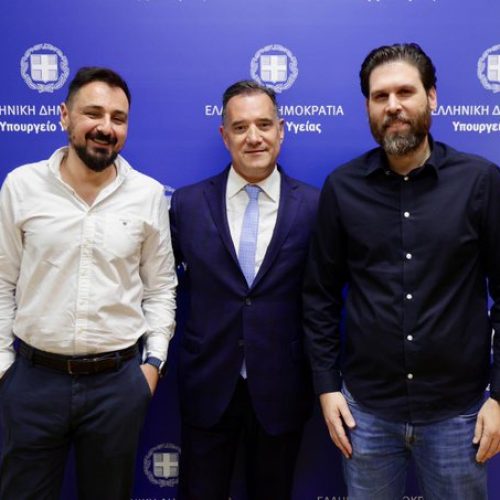 Άδωνης και «Ομάδα Αλήθειας»: Όταν η προπαγάνδα ποζάρει περήφανα – και το Politico κοιτάζει με απορία