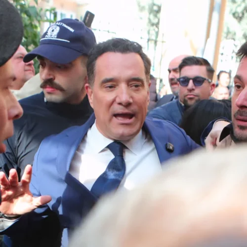 Ένταση και τραυματισμοί στο Γενικό Κρατικό Νίκαιας – Σφοδρή αντιπαράθεση για τα επεισόδια στην επίσκεψη Γεωργιάδη