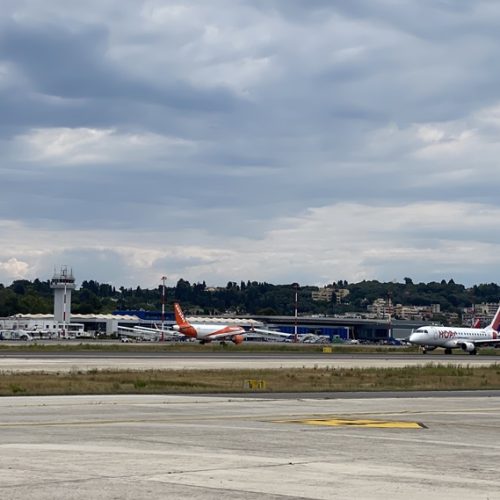 Κλείνουν από σήμερα τα αεροδρόμια Σαντορίνης και Κέρκυρας