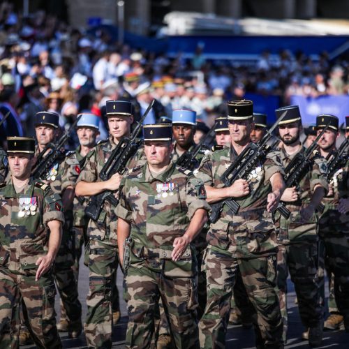 Πάει για πόλεμο; – Ο Μακρόν λέει ότι θα ανακοινώσει σχέδια για την «κινητοποίηση των πολιτών»
