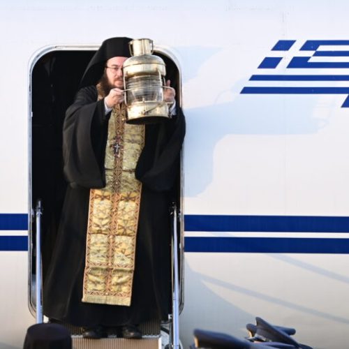 Υποδοχή του Αγίου Φωτός στο αεροδρόμιο "Ελευθέριος Βενιζέλος" από το Ναό της Αναστάσεως στα Ιεροσόλυμα, Μεγάλο Σάββατο 19 Απριλίου 2025.
(ΜΙΧΑΛΗΣ ΚΑΡΑΓΙΑΝΝΗΣ/EUROKINISSI)